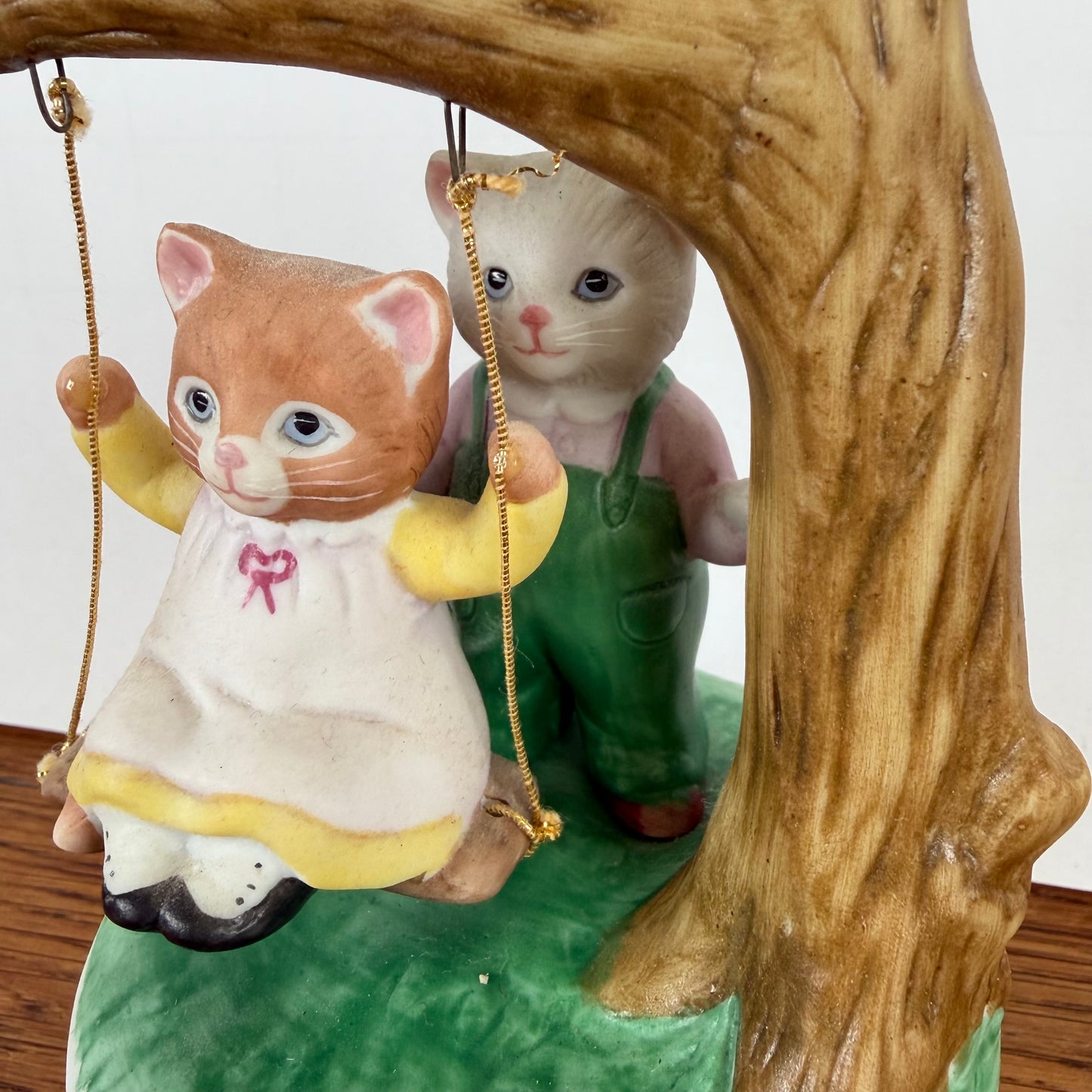 Vintage muziekdoosje Kitty Cucumber schommel