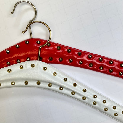 Vintage kledinghangers rood-wit