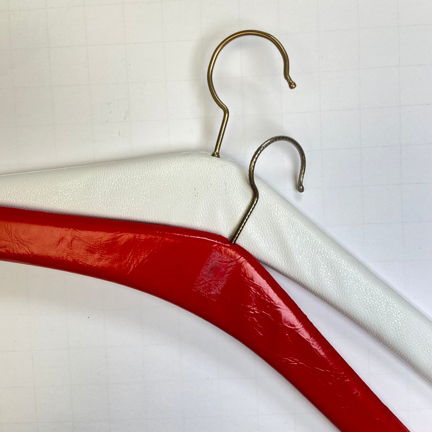 Vintage kledinghangers rood-wit