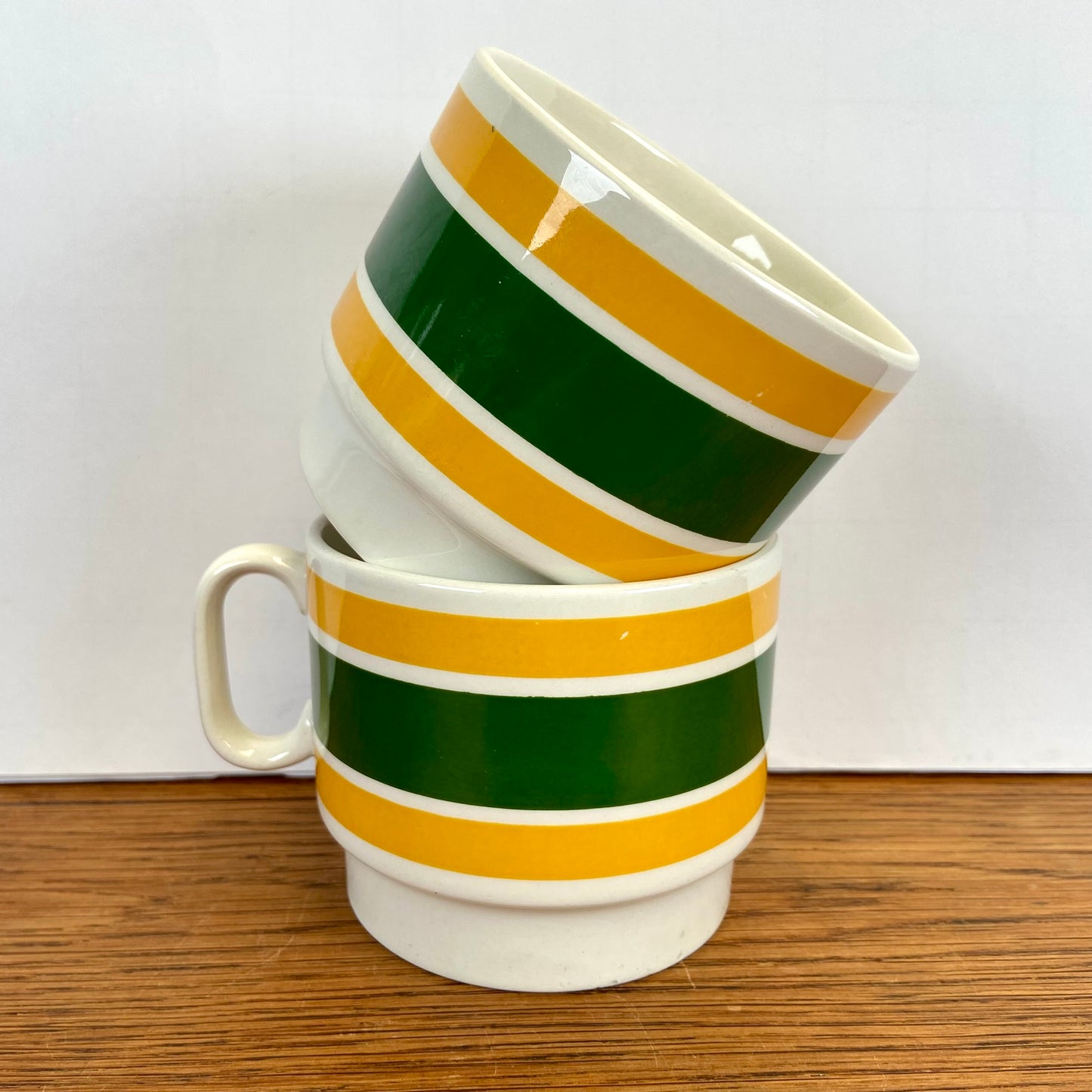 2 vintage soepkommen geel groen