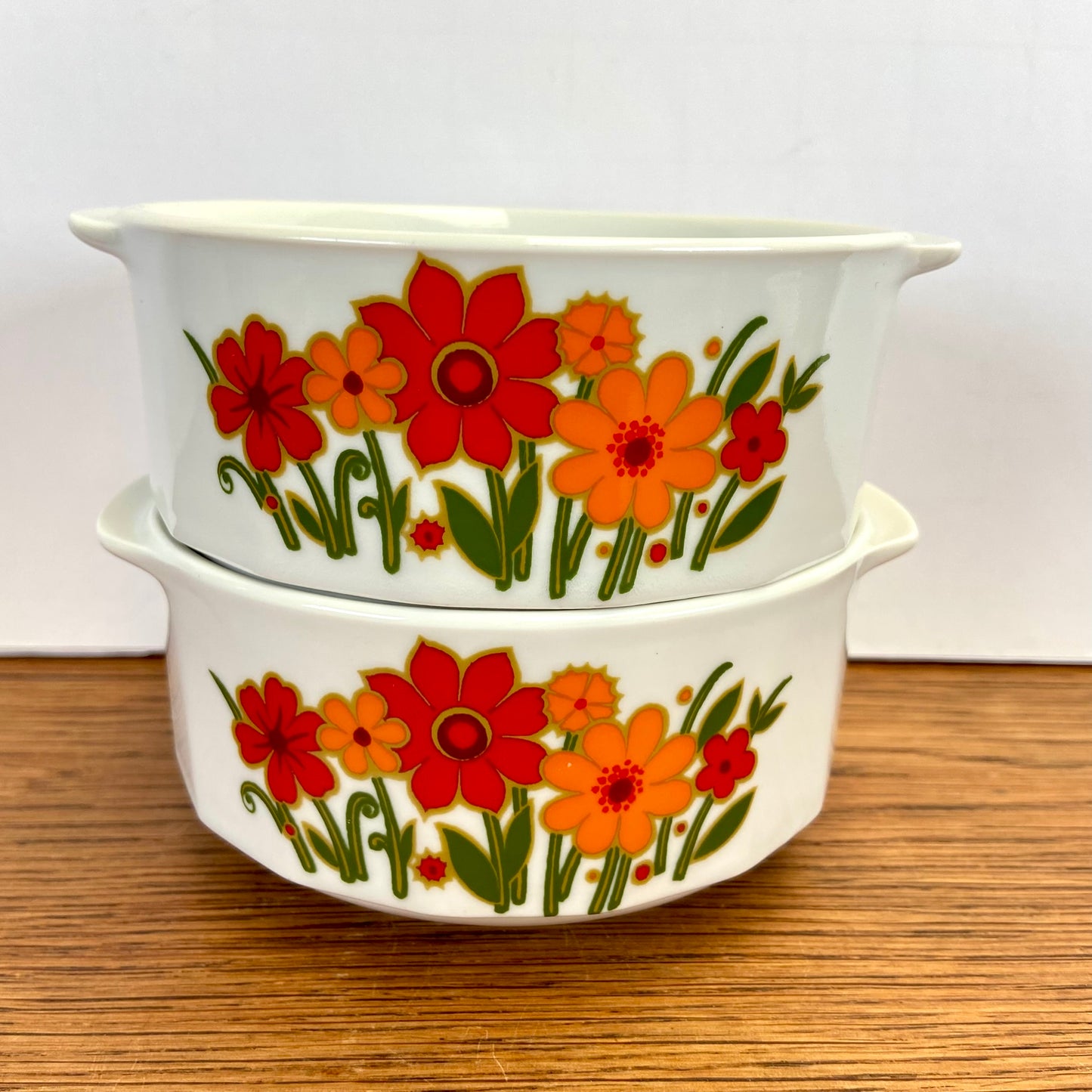 Vintage soepkommen met bloemen