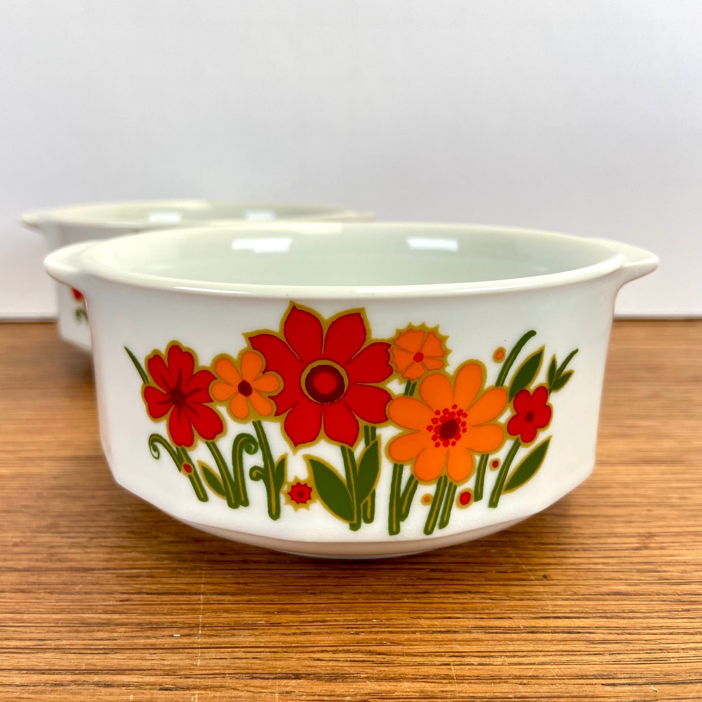 Vintage soepkommen met bloemen