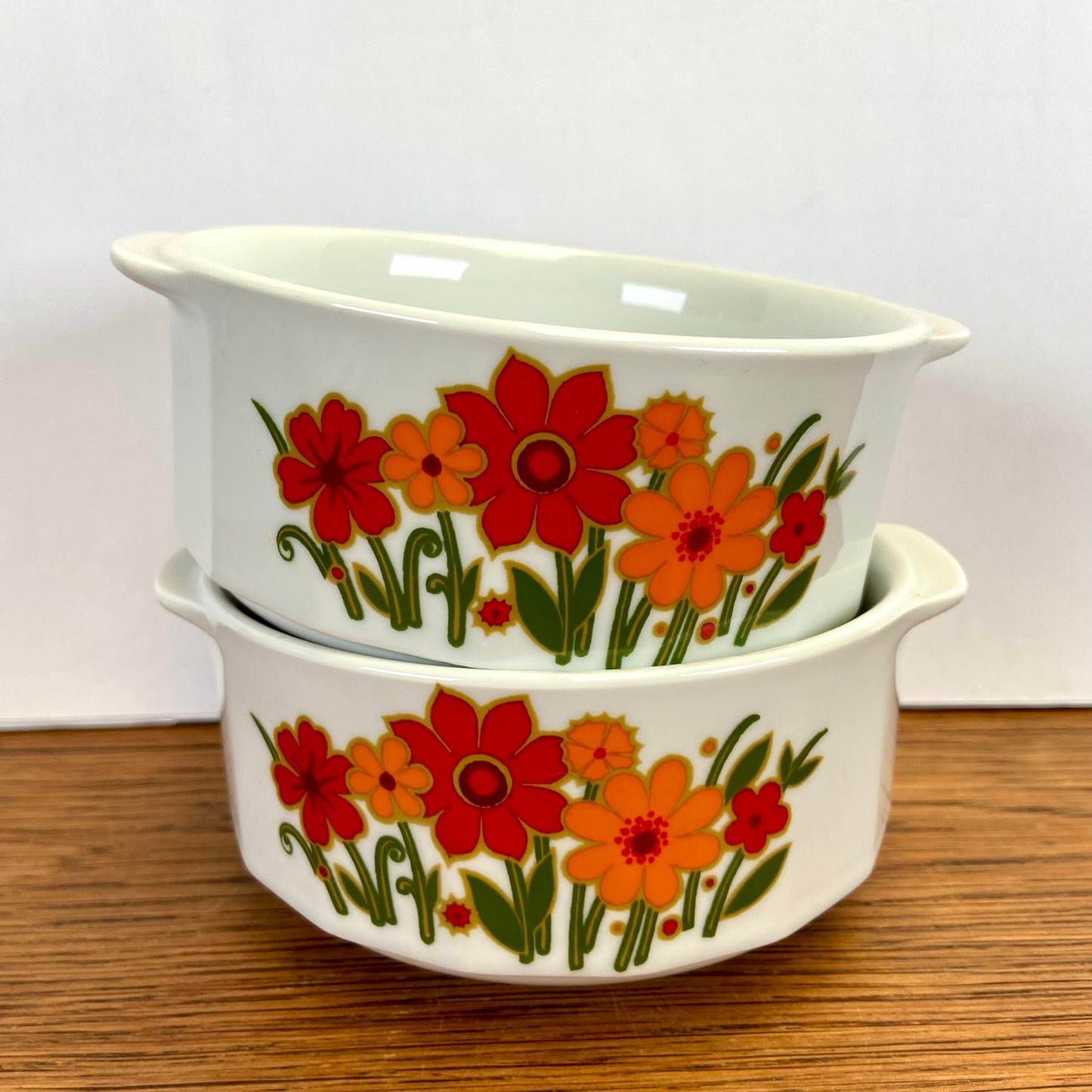 Vintage soepkommen met bloemen