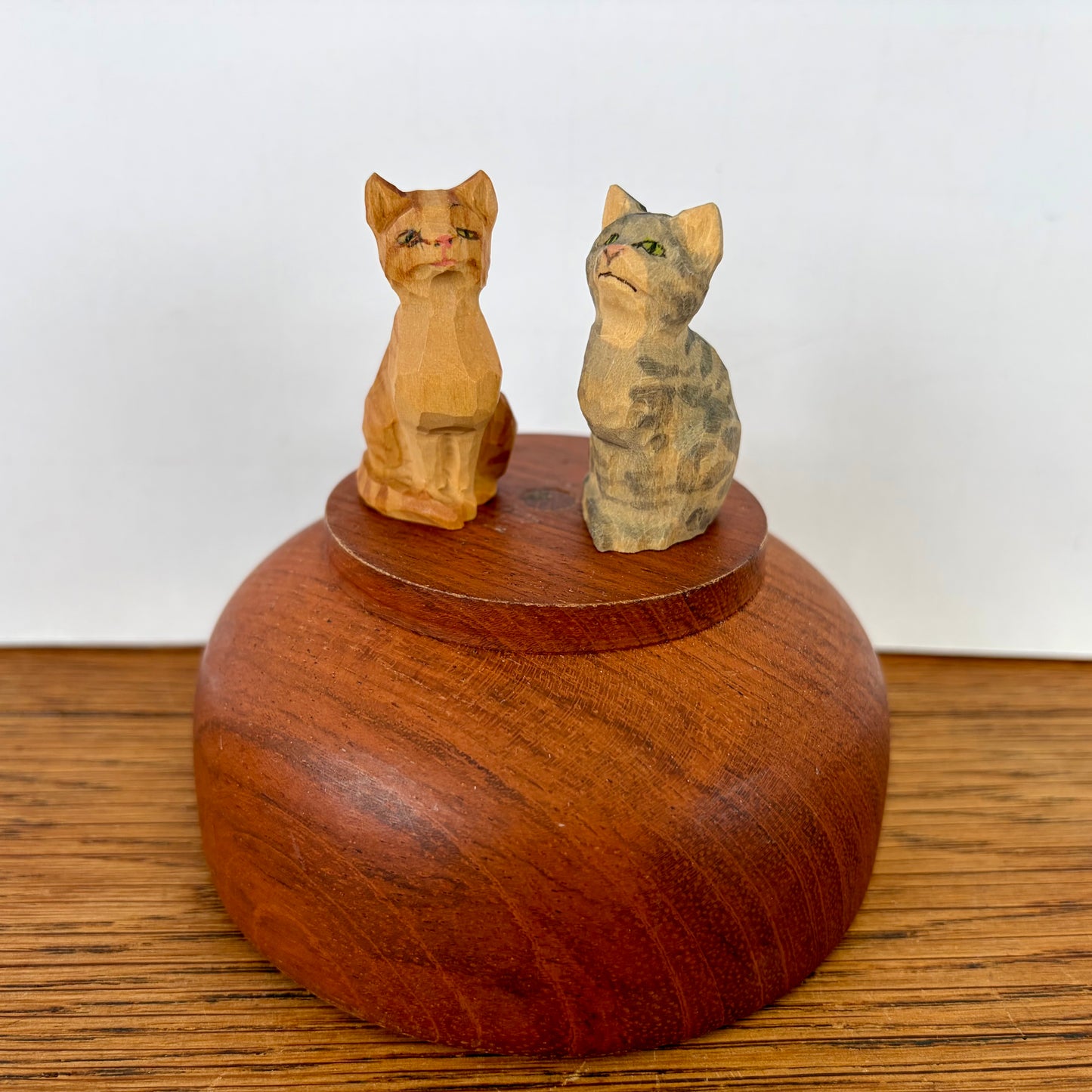 Houten katten duo