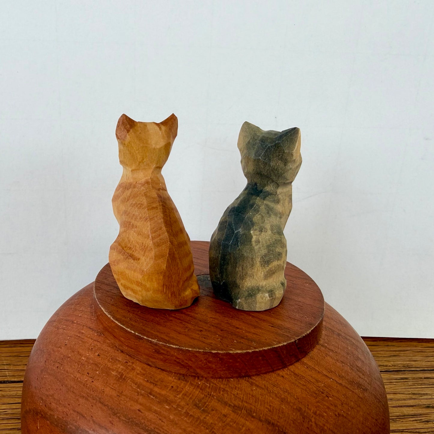 Houten katten duo