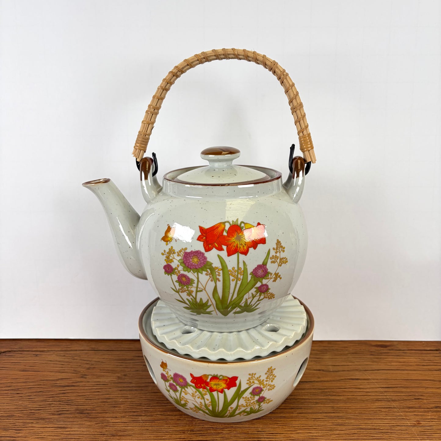 Vintage theepot met theelicht wilde bloemen