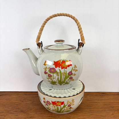 Vintage theepot met theelicht wilde bloemen