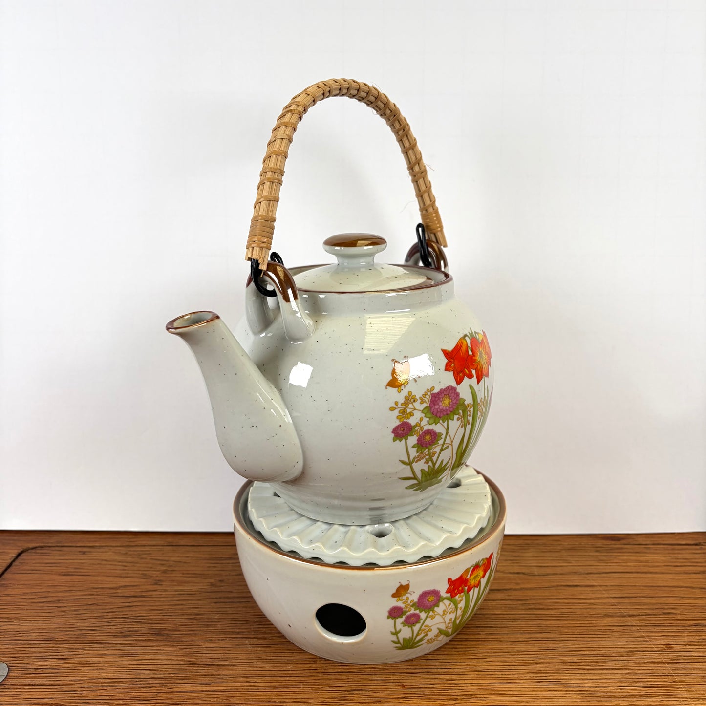 Vintage theepot met theelicht wilde bloemen