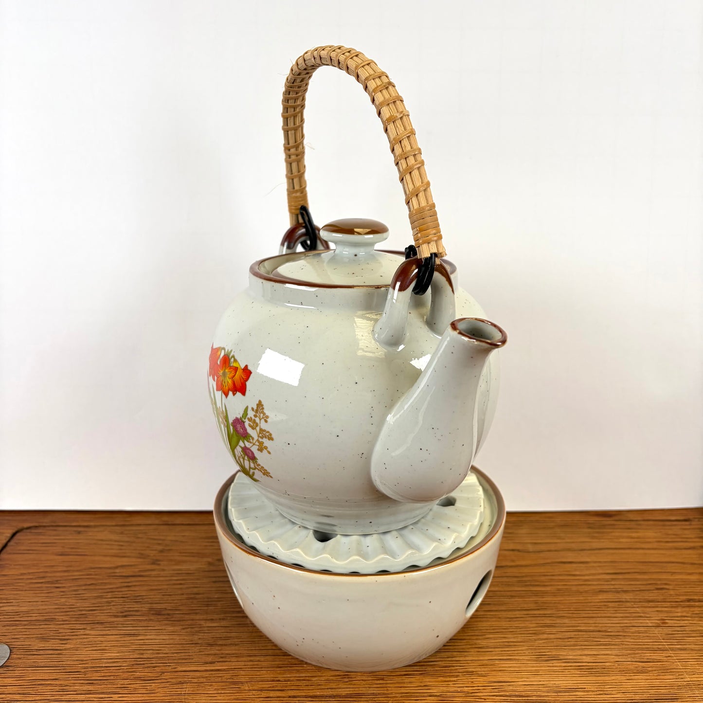 Vintage theepot met theelicht wilde bloemen