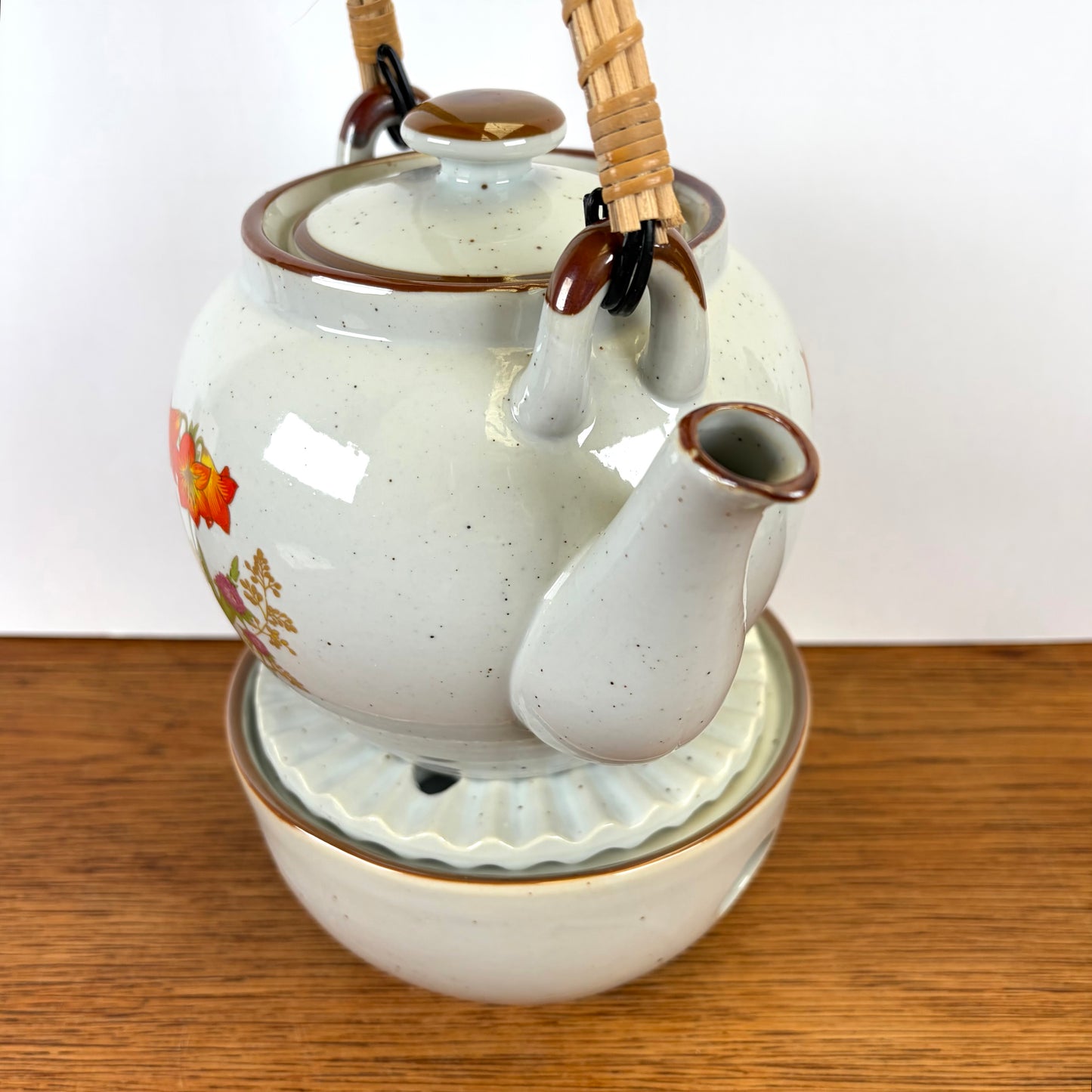 Vintage theepot met theelicht wilde bloemen