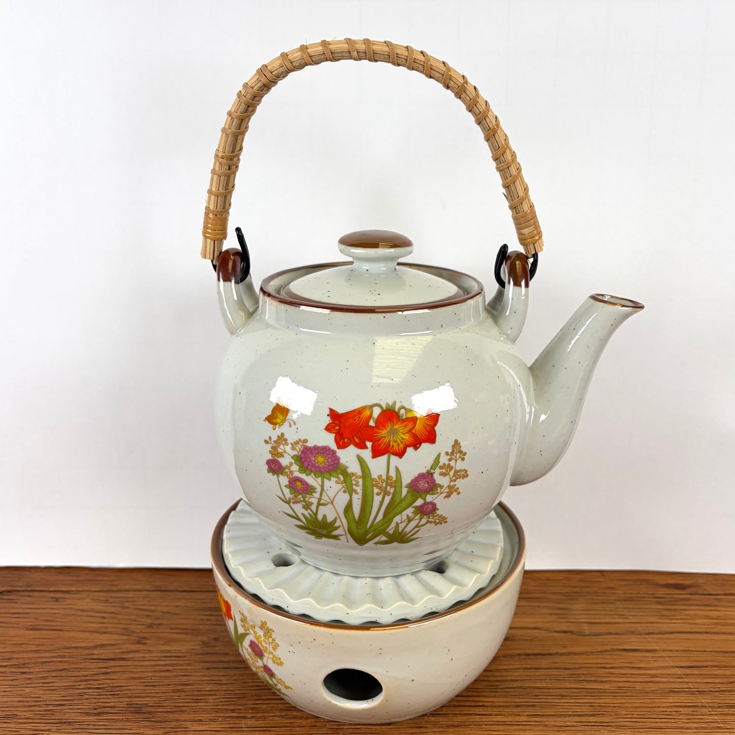 Vintage theepot met theelicht wilde bloemen