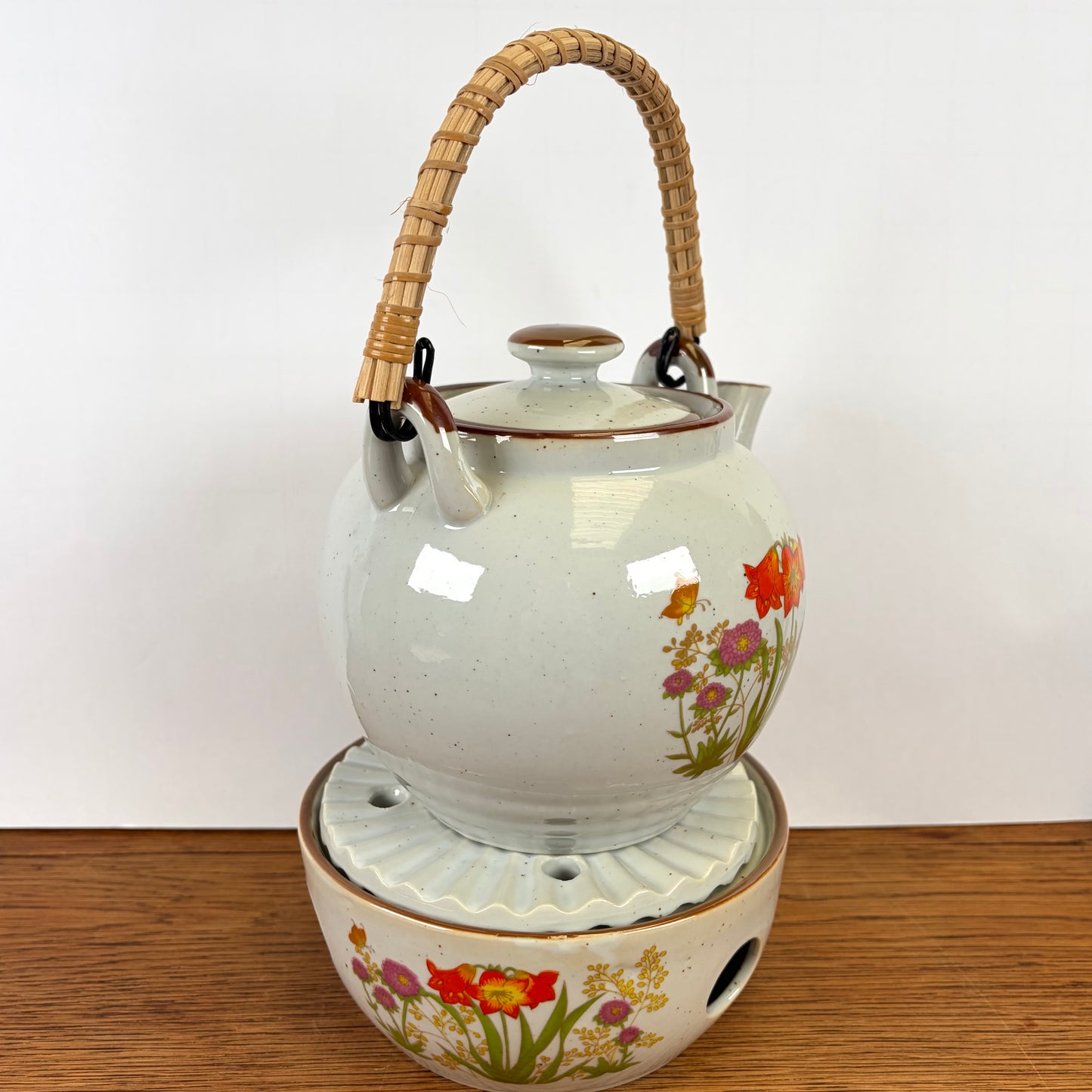 Vintage theepot met theelicht wilde bloemen