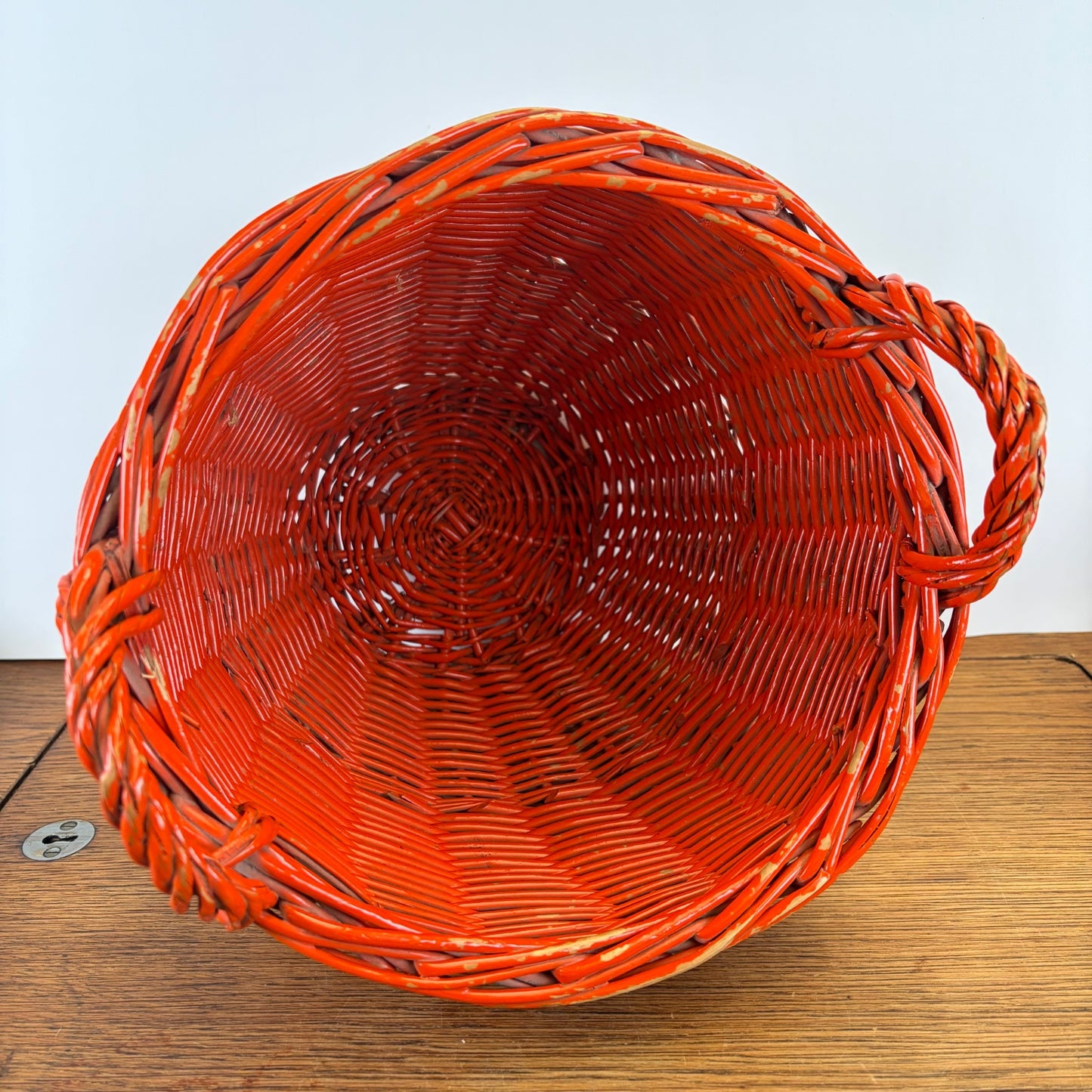 Vintage oranje rieten mand