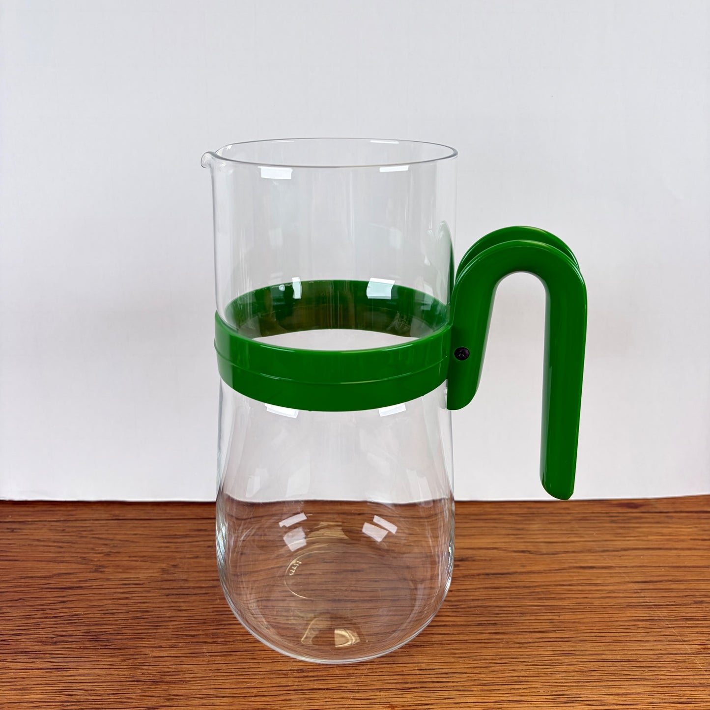 Vintage waterkan met groene kunststof houder