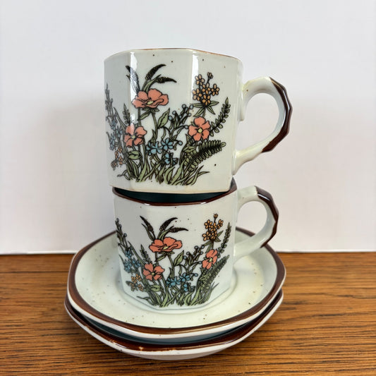 Vintage kop en schotel set wilde bloemen achthoekig