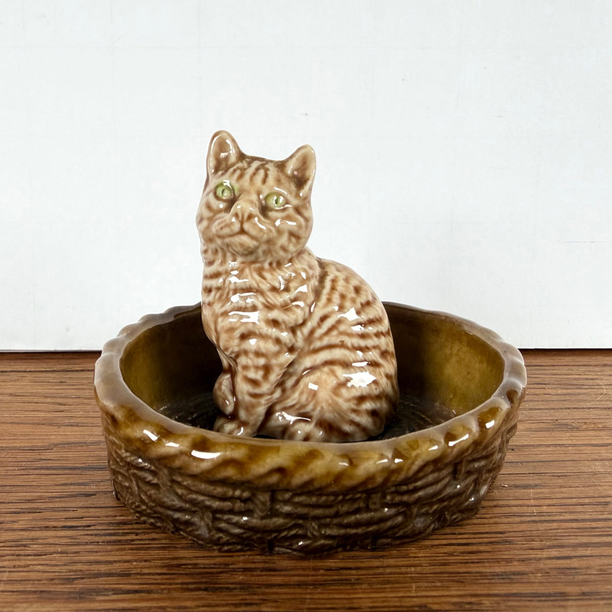 Vintage kat in mandje Wade England