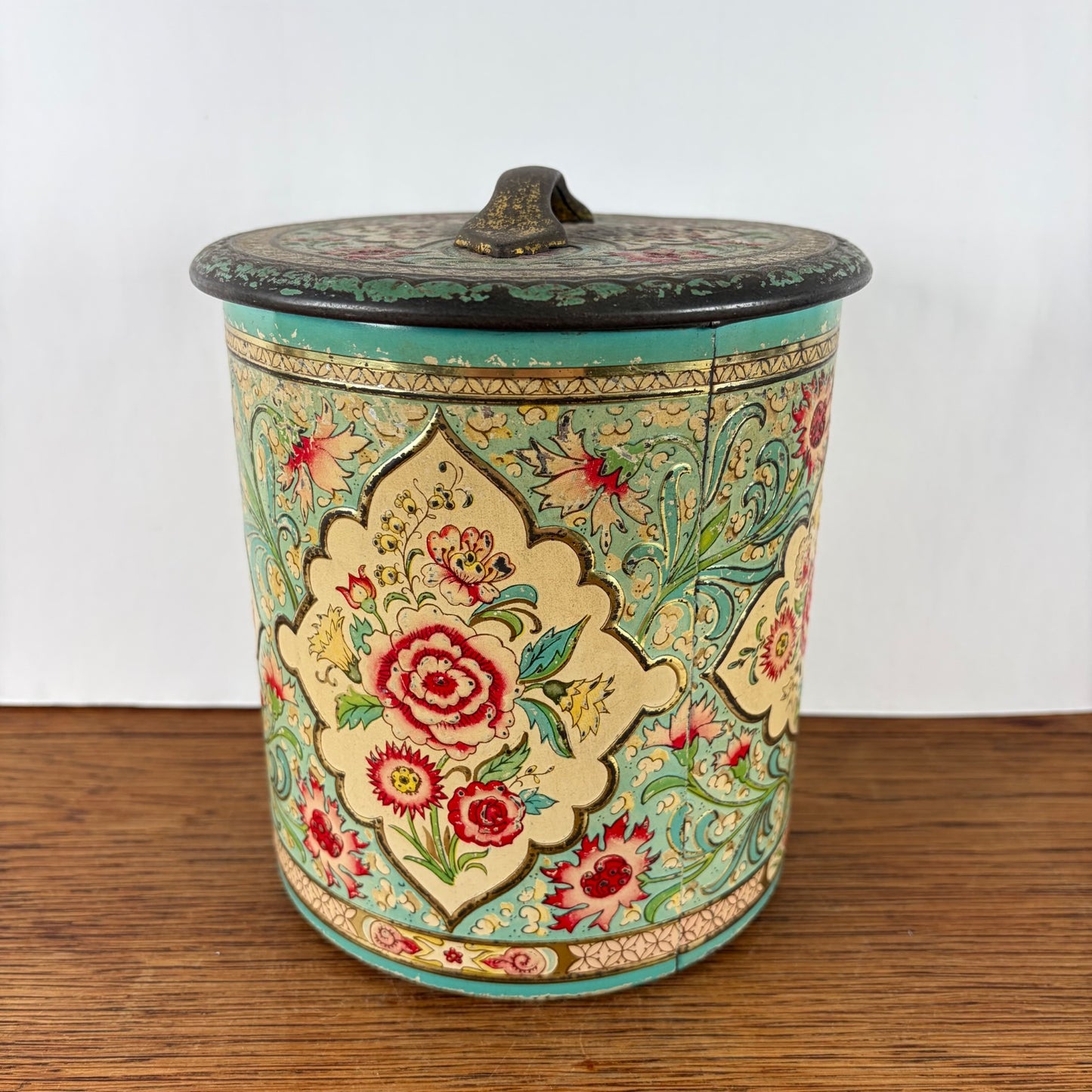 Vintage bloemen blik met relief