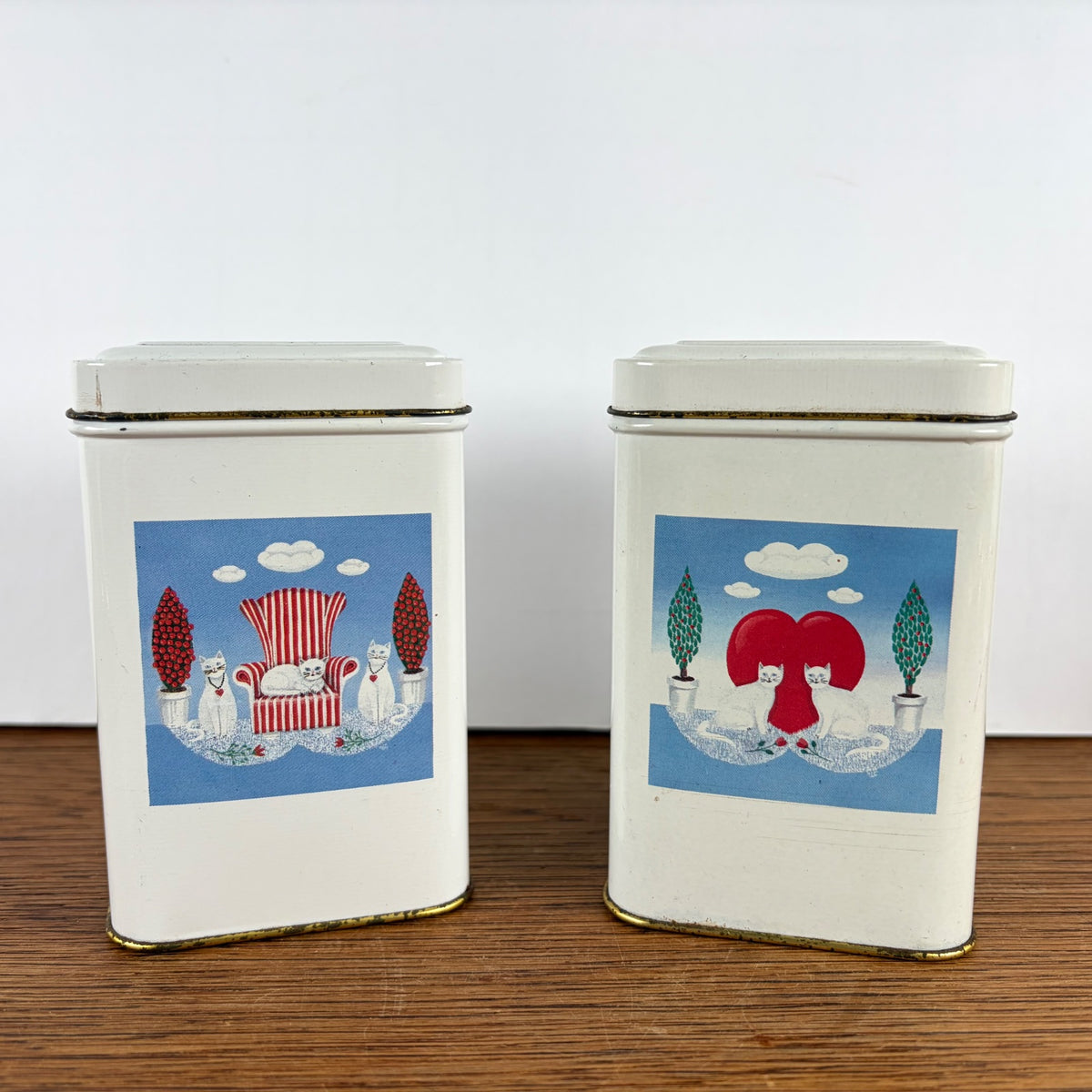 Vintage witte blikjes katten