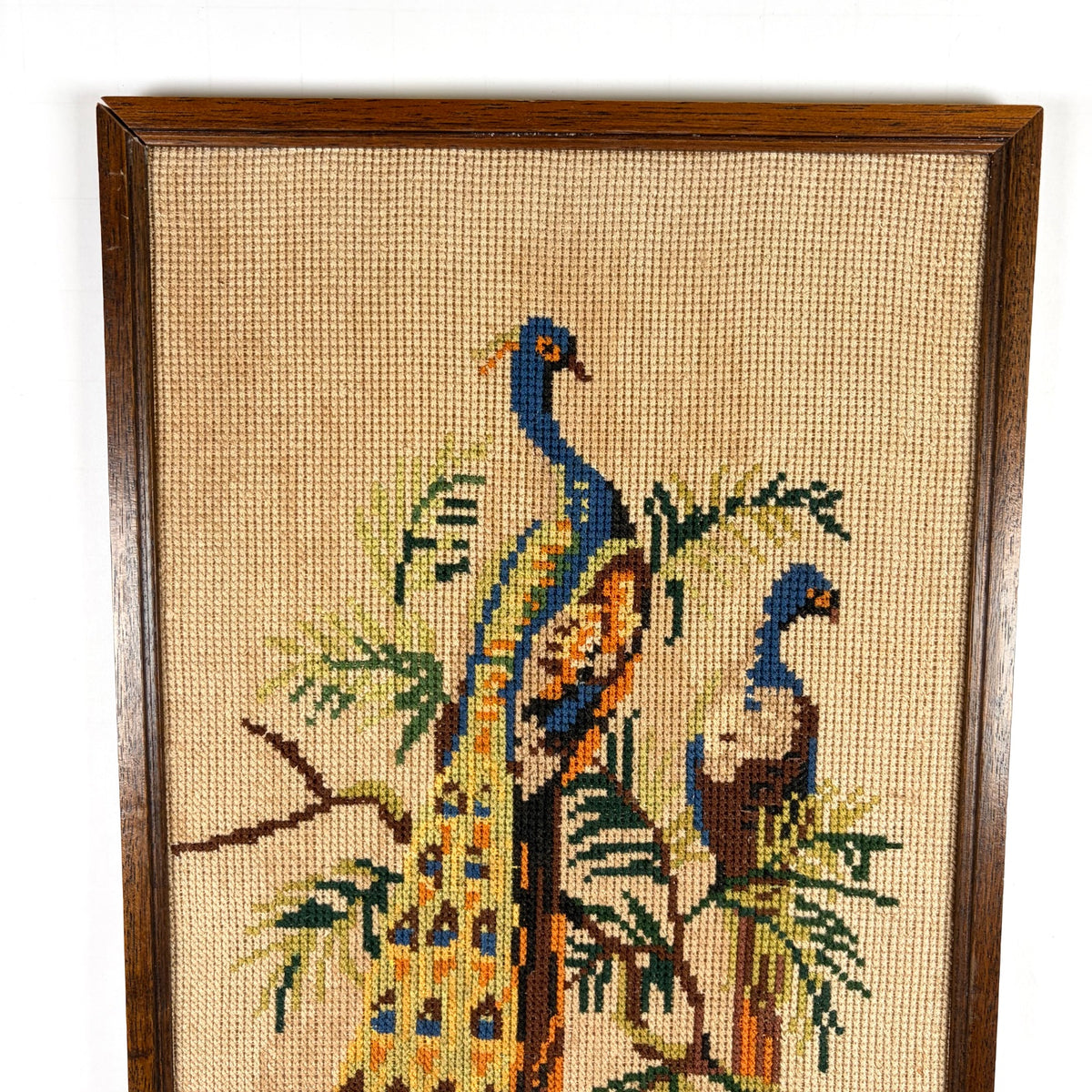 Vintage geborduurd schilderij pauwen