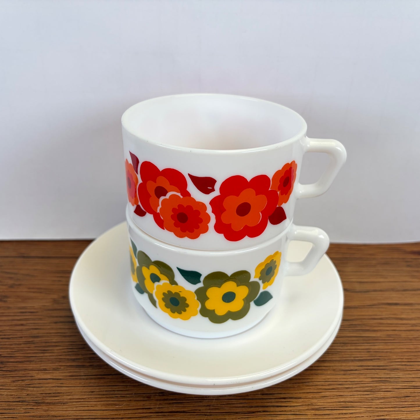 Vintage Arcopal Lotus kop en schotel set bloemen rood en geel