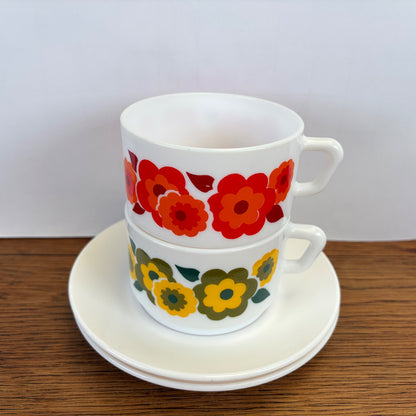 Vintage Arcopal Lotus kop en schotel set bloemen rood en geel