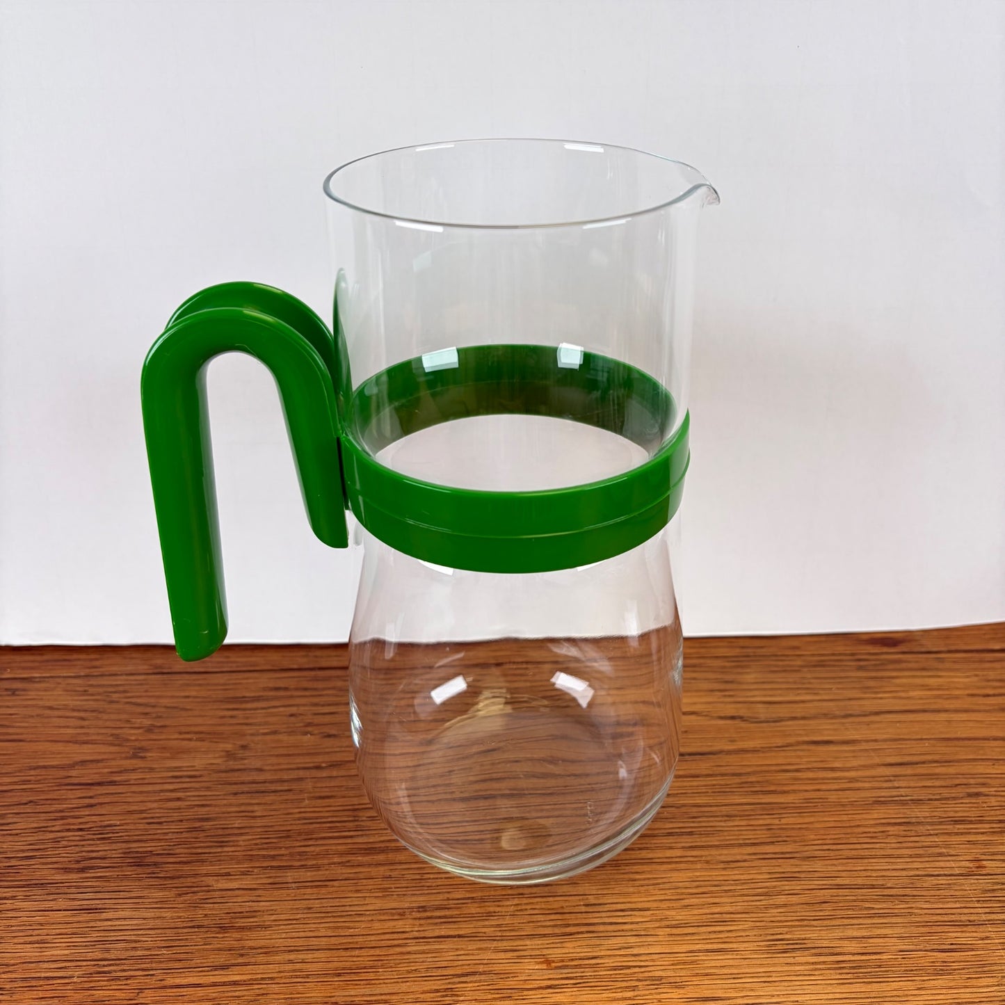 Vintage waterkan met groene kunststof houder
