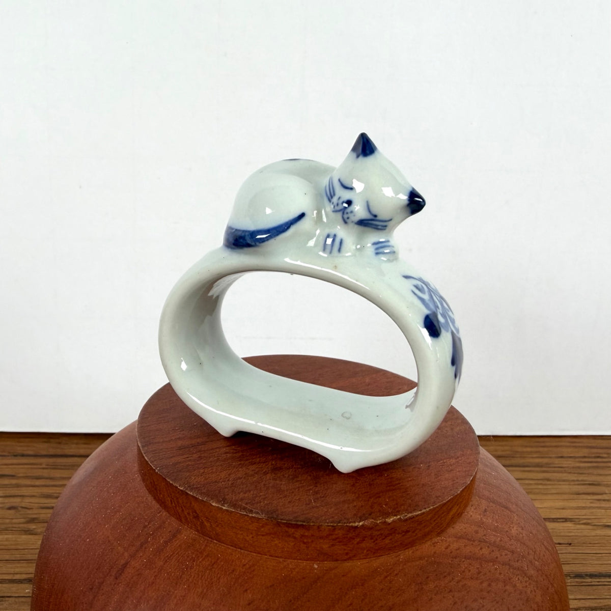 Vintage porseleinen servetring kat blauw wit