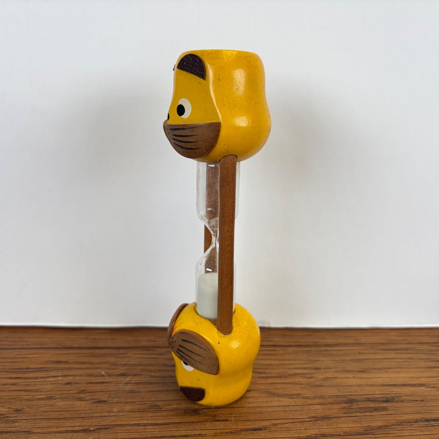 Vintage houten zandloper hondje geel