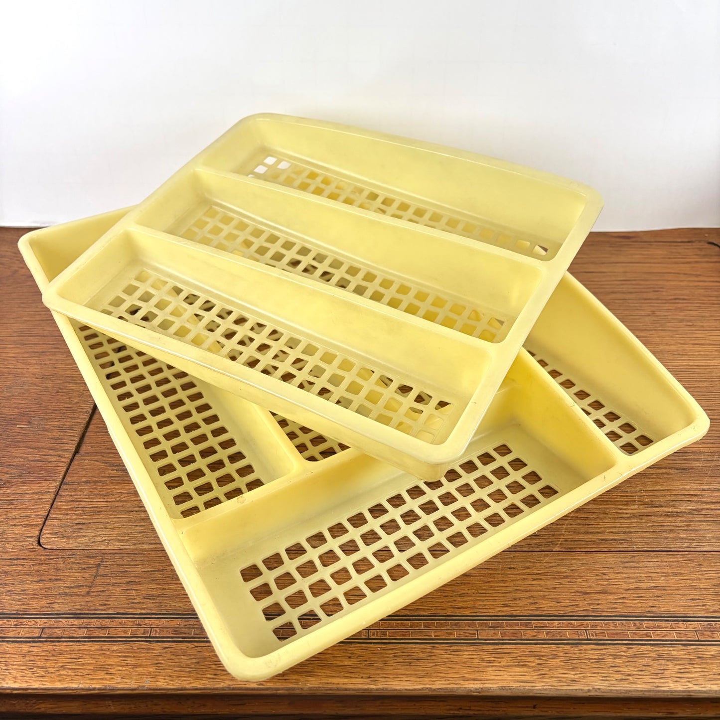 Vintage plastic dubbele bestekbak geel
