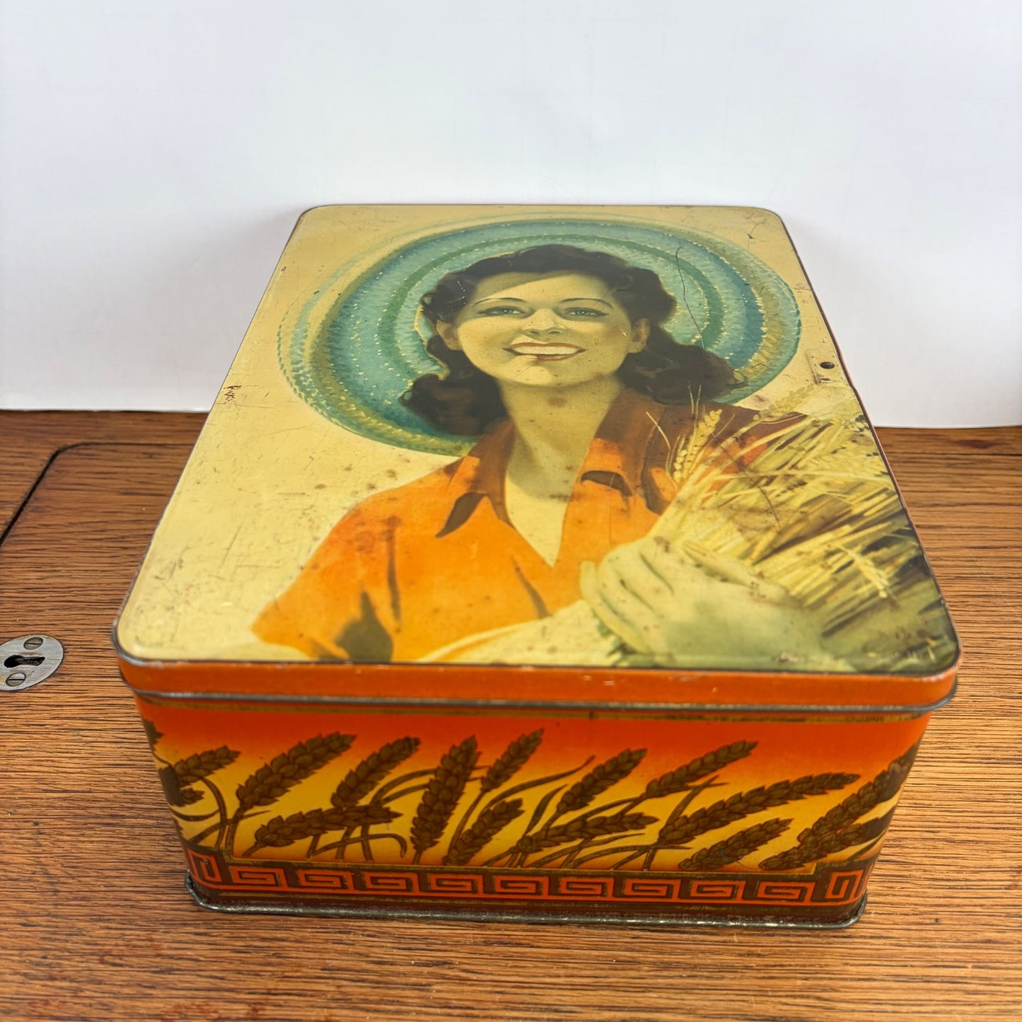 Vintage Lonka blik dame met hoed en tarwe