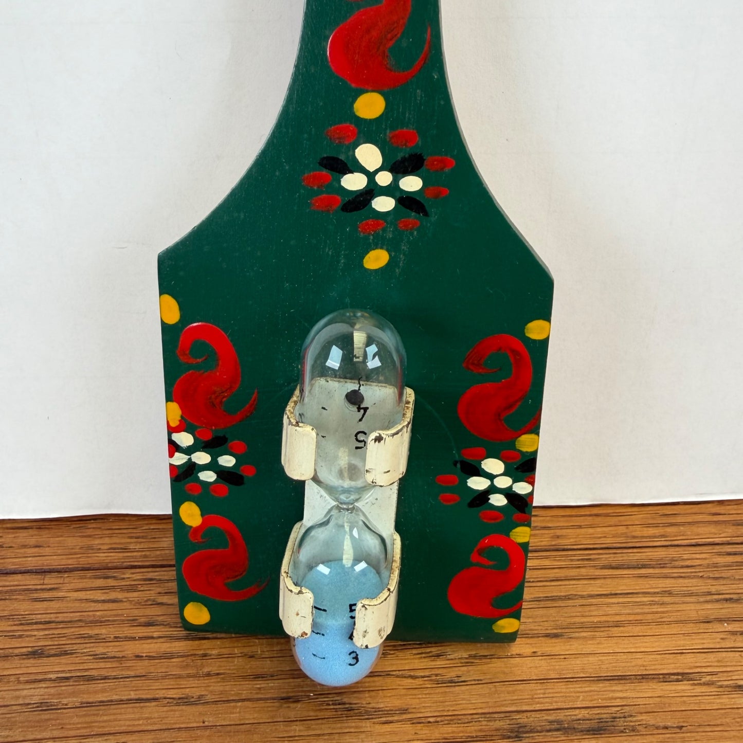 Vintage zandloper houten spatel groen geschilderd