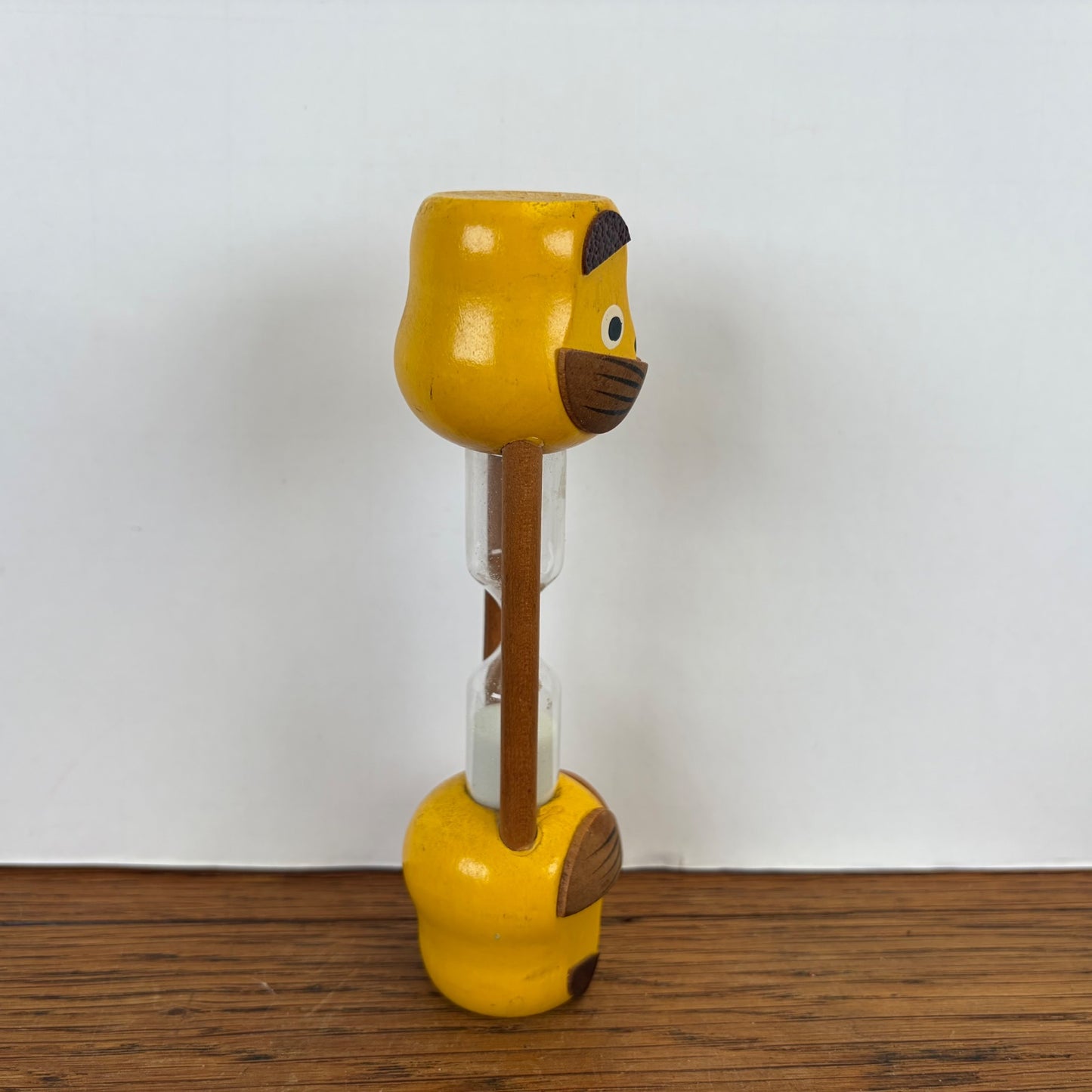 Vintage houten zandloper hondje geel
