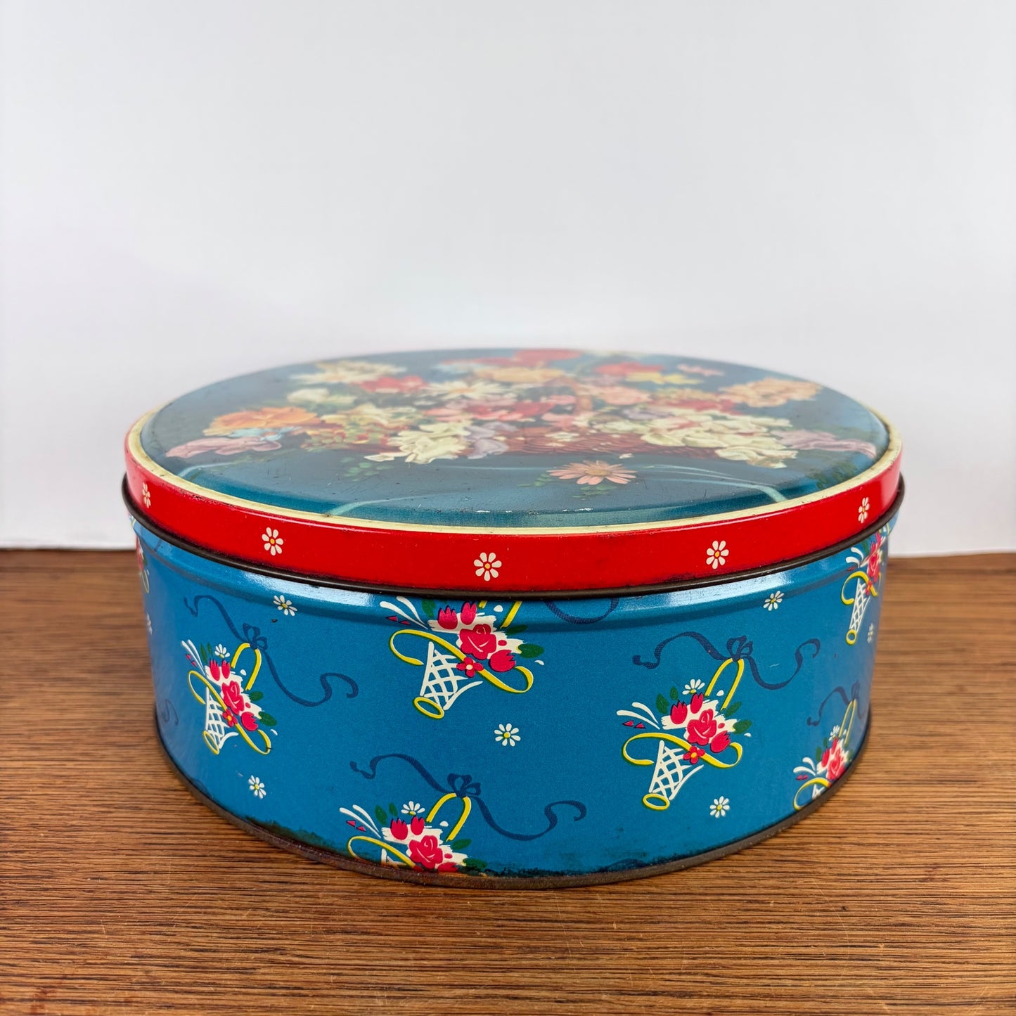 Vintage groot rond bloemenblik