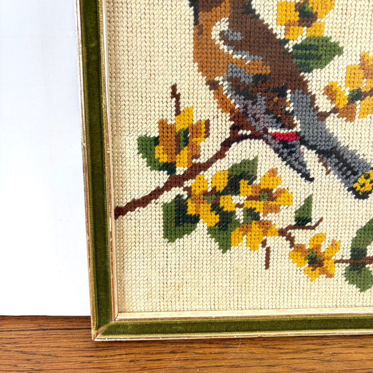 Vintage geborduurd schilderijtje vogel