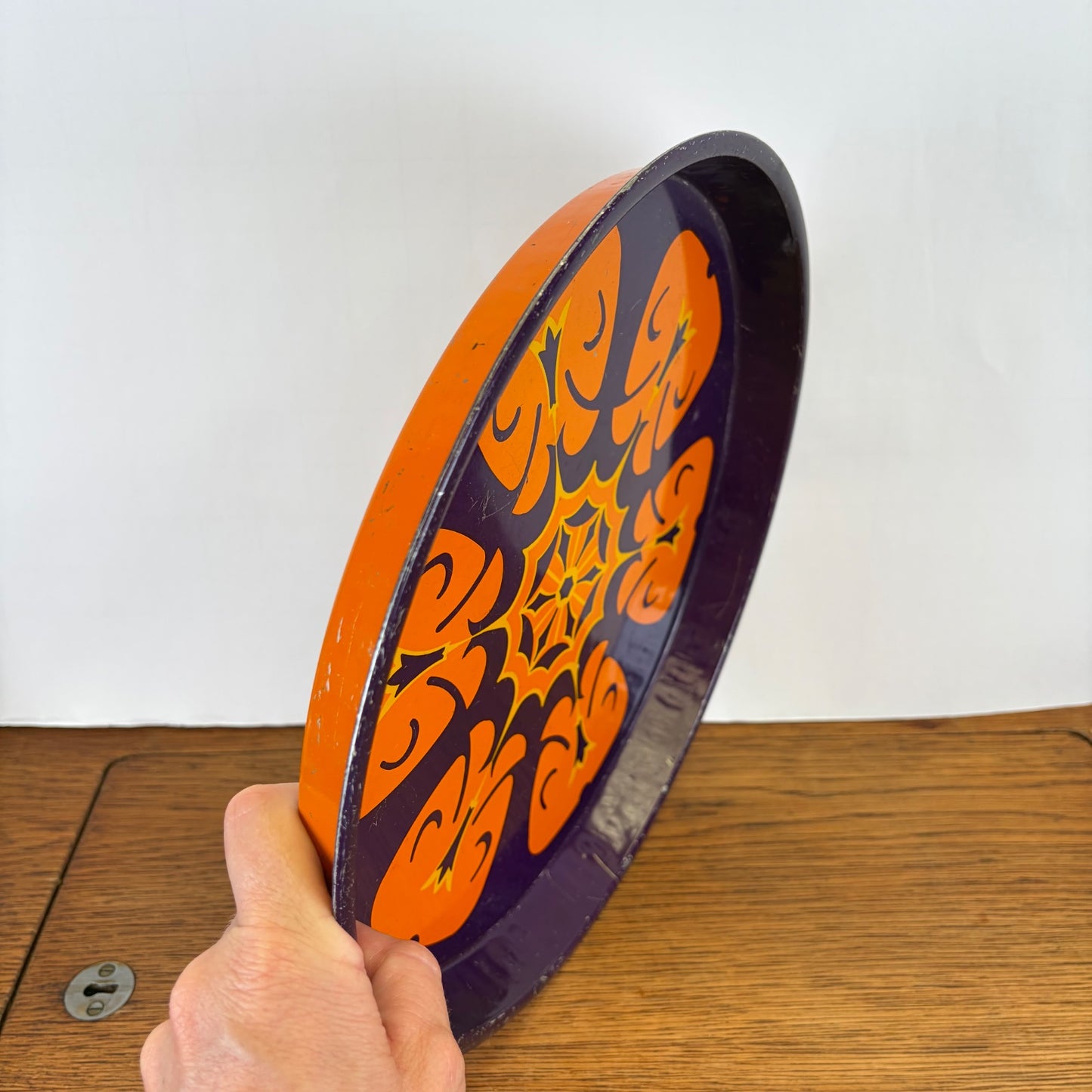 Vintage rond metalen dienblad paars oranje  motief