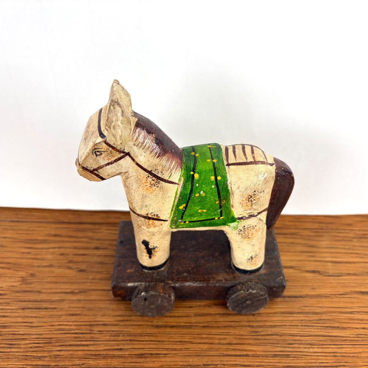 Vintage houten paardje op wieltjes