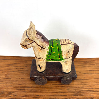 Vintage houten paardje op wieltjes