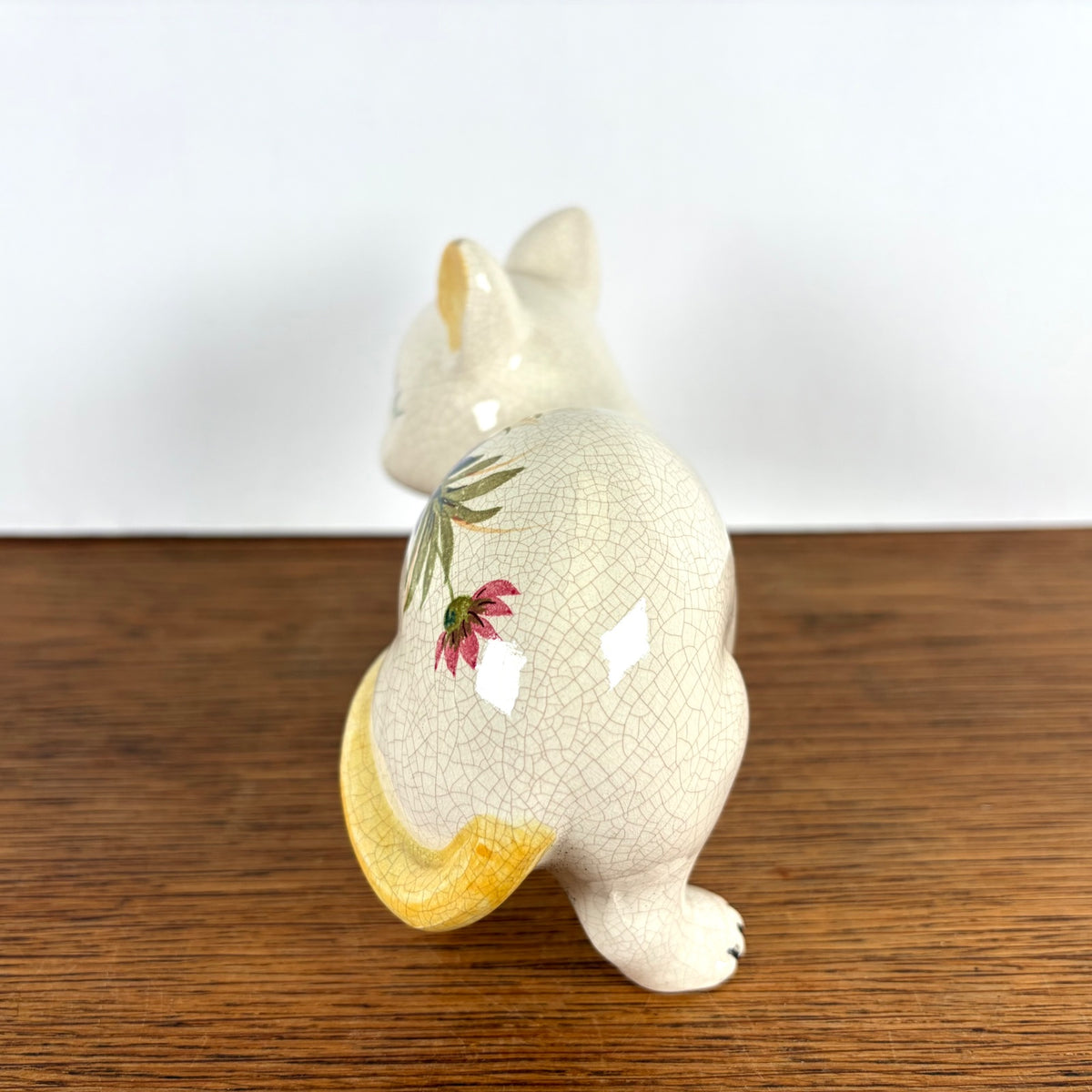 Vintage beeld kat met bloemen