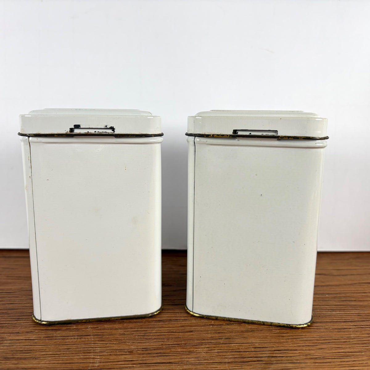 Vintage witte blikjes katten
