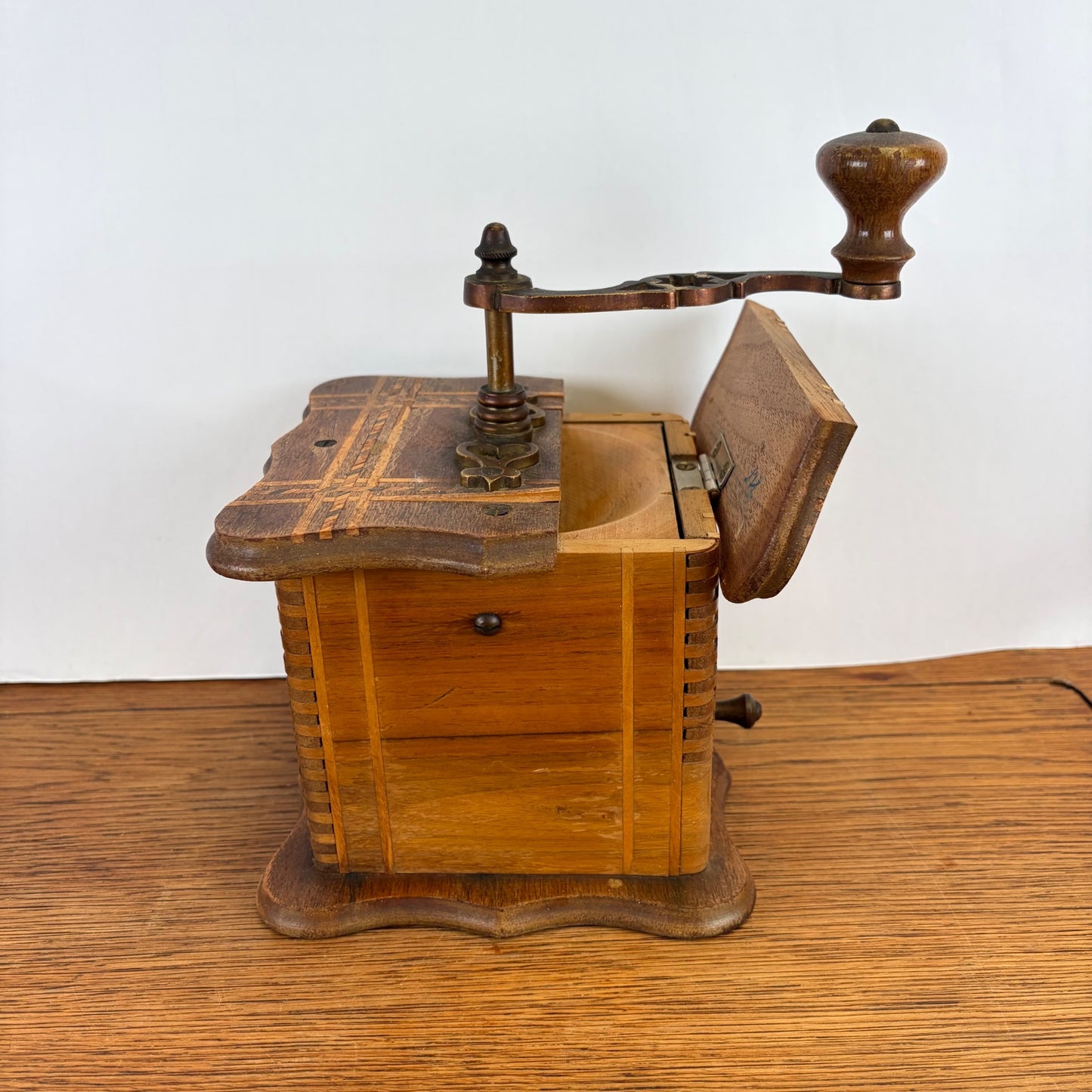 Vintage houten koffiemolen