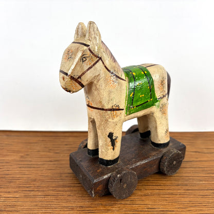 Vintage houten paardje op wieltjes