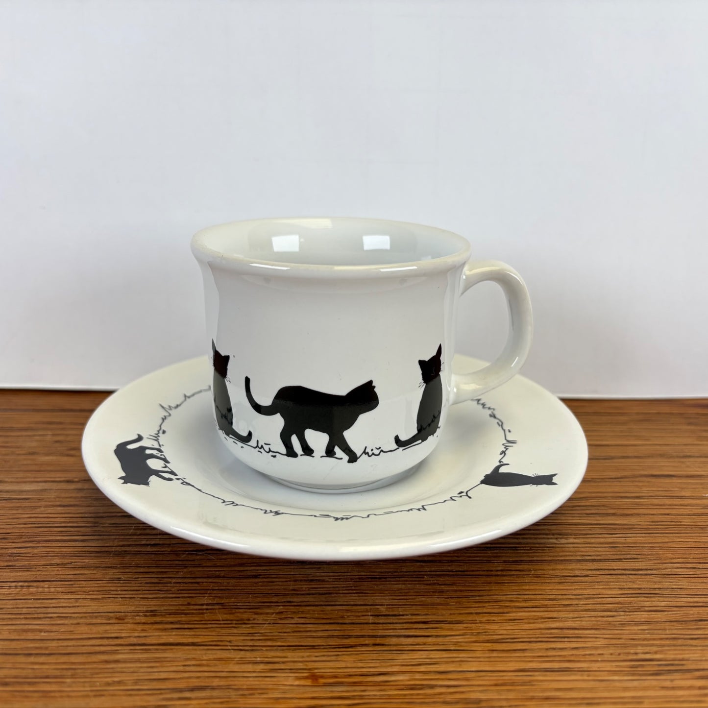 Vintage kop en schotel zwarte katten