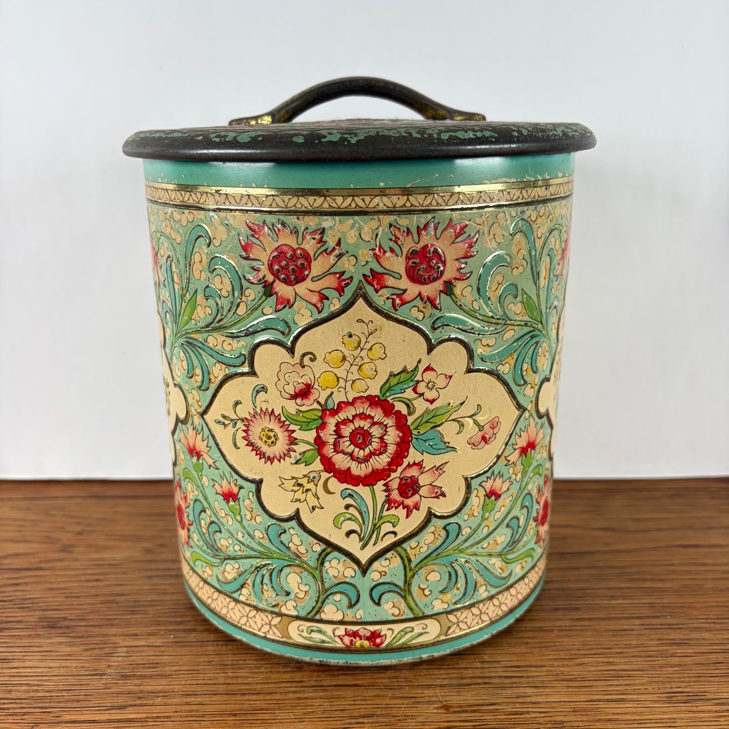 Vintage bloemen blik met relief
