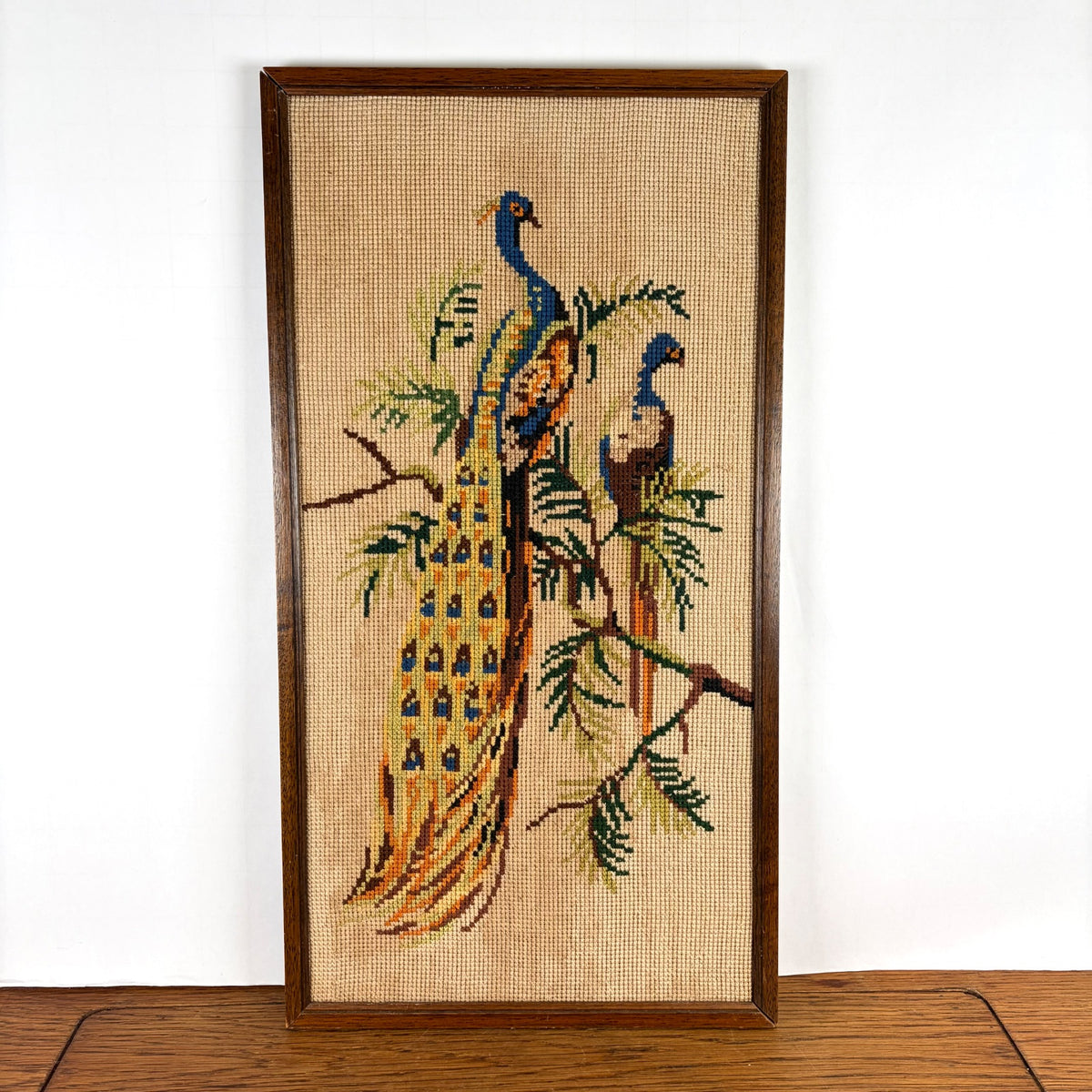 Vintage geborduurd schilderij pauwen