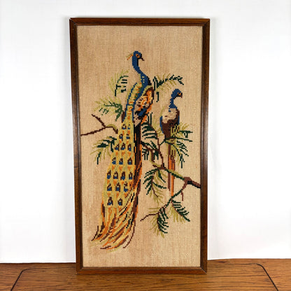 Vintage geborduurd schilderij pauwen