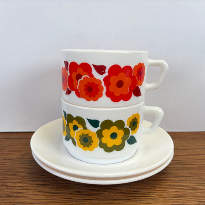 Vintage Arcopal Lotus kop en schotel set bloemen rood en geel