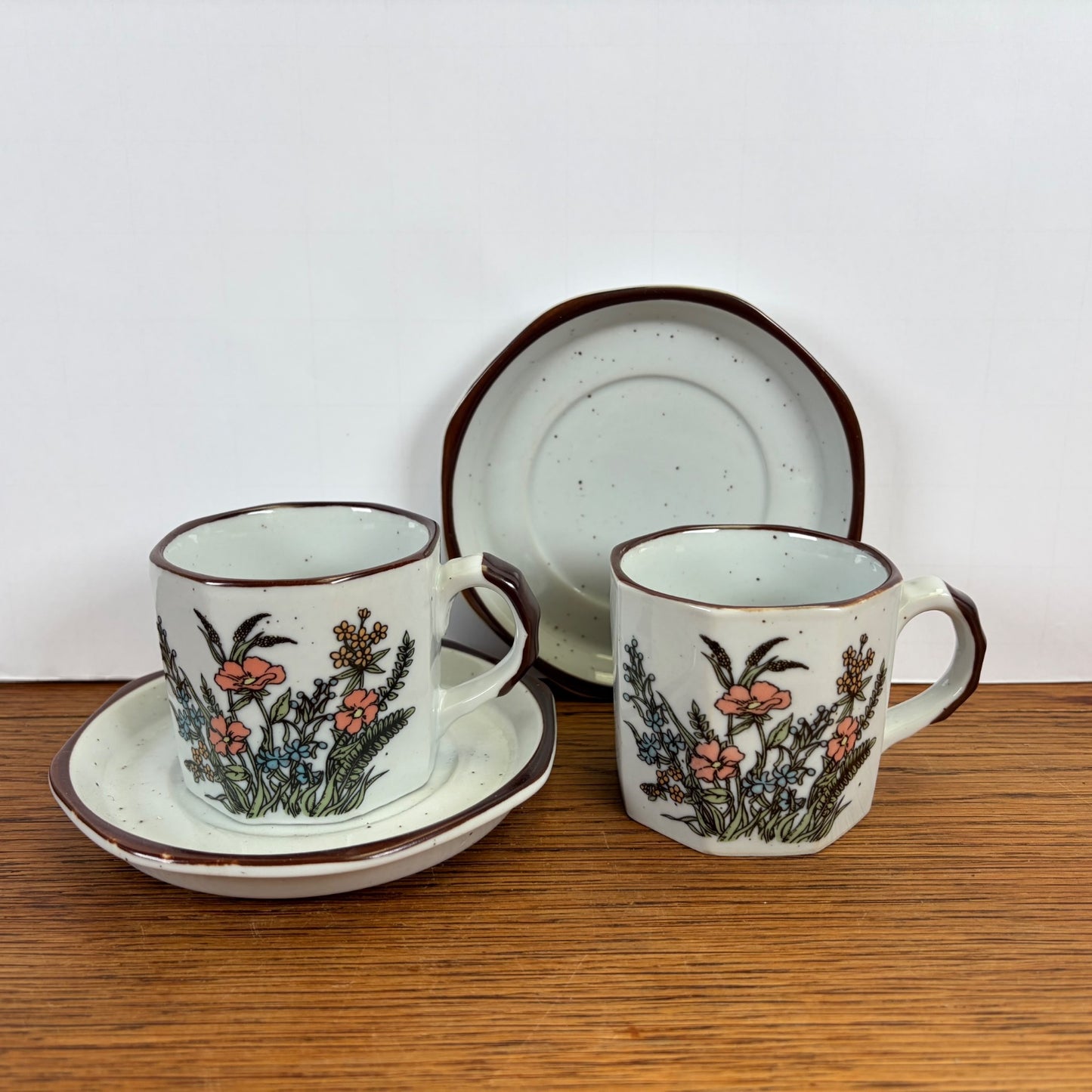 Vintage kop en schotel set wilde bloemen achthoekig