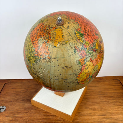 Vintage staatkundige wereldbol op houten voet jaren 60