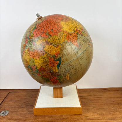 Vintage staatkundige wereldbol op houten voet jaren 60