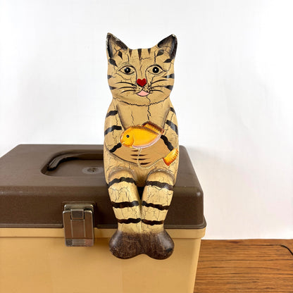 Vintage houten zittende kat met vis